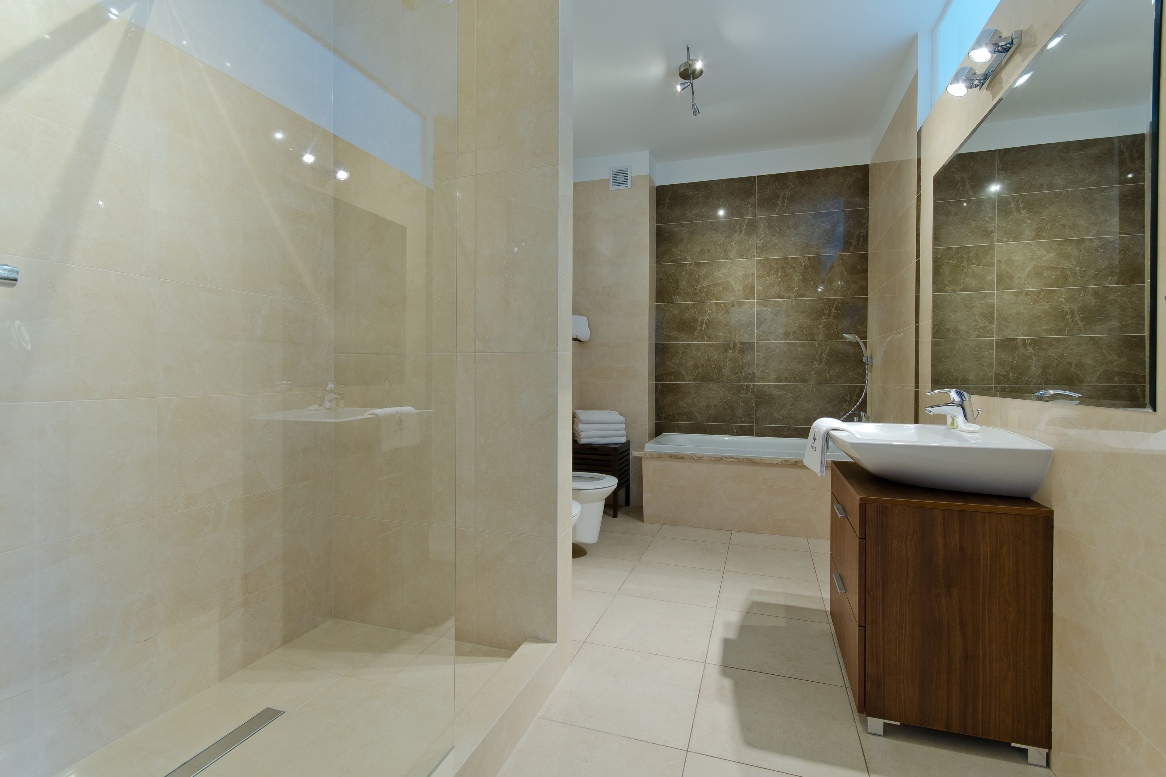 Appartement | Badkamer | Een bad/douchecombinatie, gratis toiletartikelen, een haardroger