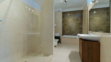 Appartement | Badkamer | Een bad/douchecombinatie, gratis toiletartikelen, een haardroger
