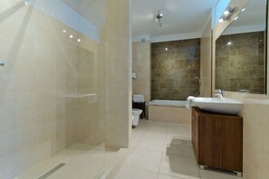 Apartment | Bathroom | Combined shower/bathtub, free toiletries, hair dryer, towels - Imperial Apartments - Patio Mare (Sopot)