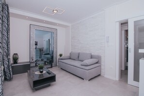 Een 45-inch flatscreentelevisie met kabelzenders en televisie