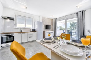 Een koelkast, een kookplaat, een koffiezetapparaat/waterkoker