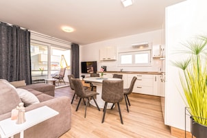 Apartamento conforto, 2 quartos, terraço | Área de estar | TV de tela plana 45 polegadas com canais a cabo, TV