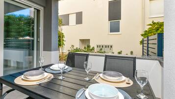 Deluxe Apartment, 1 Bedroom, Patio, Garden View | Terrace/patio