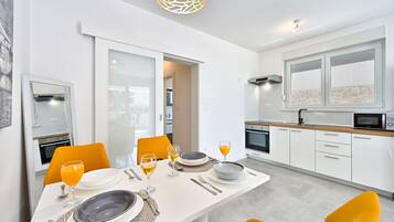 Deluxe Apartment, 1 Bedroom, Terrace | Dining room