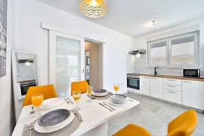 Deluxe Apartment, 1 Bedroom, Pets Allowed | Dining room