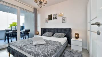 Deluxe-Apartment, 1 Schlafzimmer, Terrasse, Gartenblick | Kostenloses WLAN, Bettwäsche