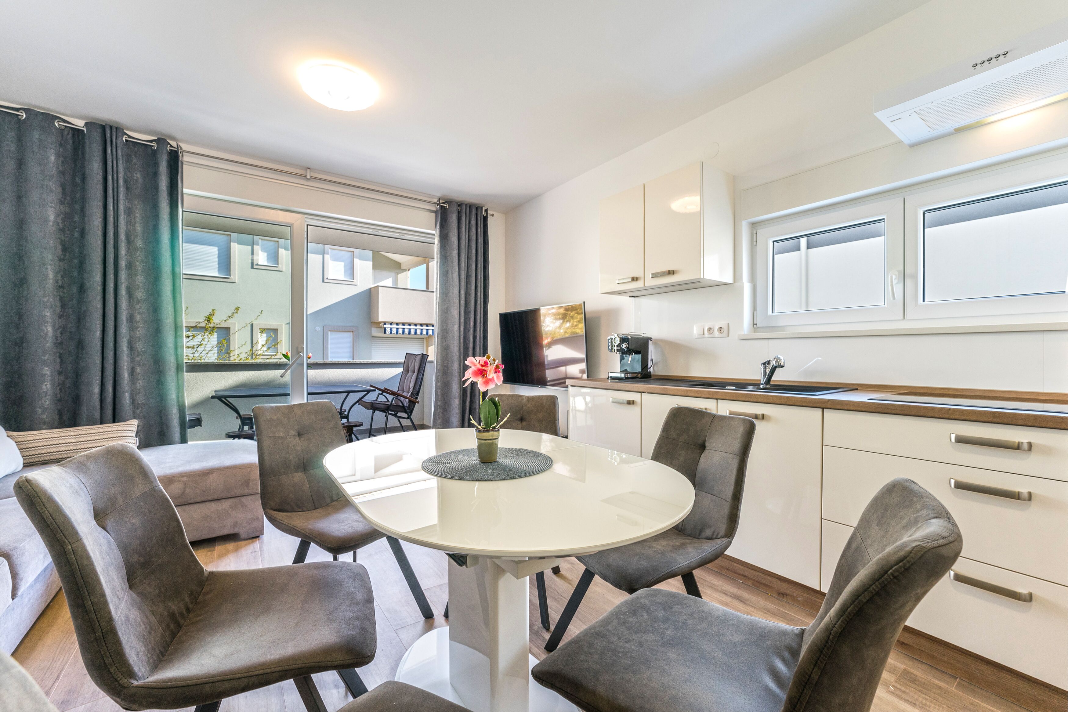 Comfort Apartment, 2 Bedrooms, Terrace | Dining room
