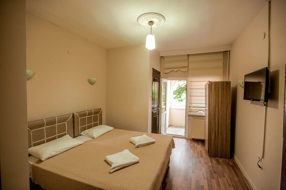 Habitación estándar con 1 cama matrimonial o 2 individuales | 1 habitación, escritorio y tabla de planchar con plancha
