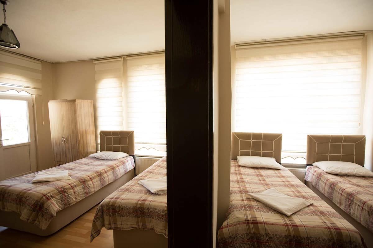 Habitación cuádruple estándar | 1 habitación, escritorio y tabla de planchar con plancha
