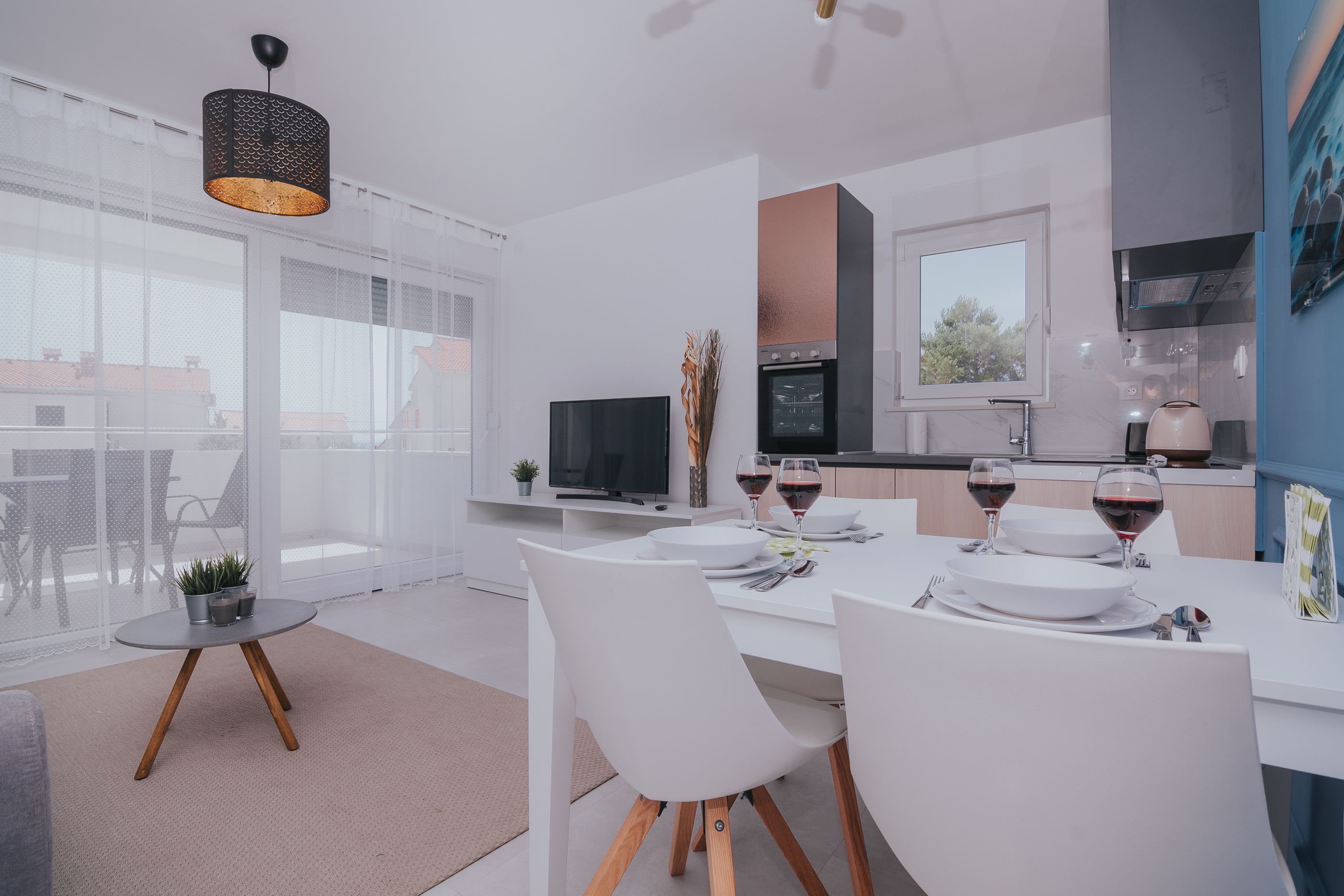 Full-sized fridge, microwave, oven, stovetop