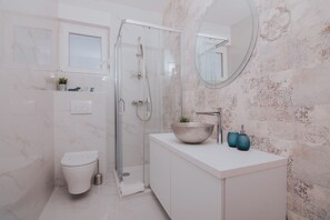 Luksus-lejlighed - 1 soveværelse - terrasse (A6) | Badeværelse | Bruser, hårtørrer, håndklæder, Toiletpapir