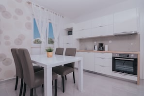 Superior-Apartment, 1 Schlafzimmer, Terrasse (B2) | Wohnbereich | 45-Zoll-Flachbildfernseher mit Satellitenempfang, Fernseher