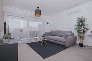 Deluxe-Apartment, 2 Schlafzimmer, Terrasse (A4) | Wohnbereich | 45-Zoll-Flachbildfernseher mit Satellitenempfang, Fernseher