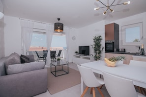 위성 채널 시청이 가능한 45인치 평면 TV, TV