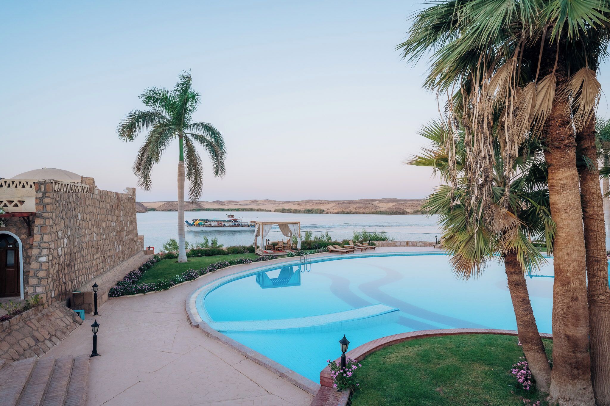 2 outdoor pools, pool loungers