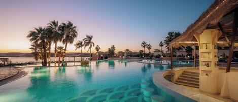 2 piscinas al aire libre, sillones reclinables de piscina