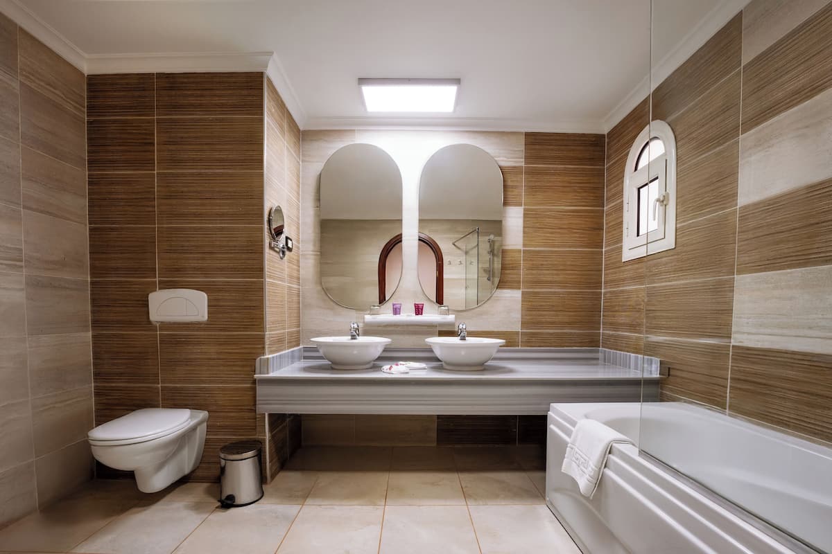executive double room | bathroom | bathtub, deep-soaking bathtub, hair dryer, bathrobes