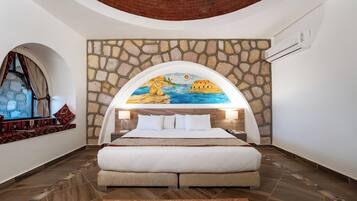 Executive Double Room | Minibar, in-room safe, desk, blackout drapes