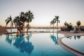 2 utendørsbassenger og solsenger