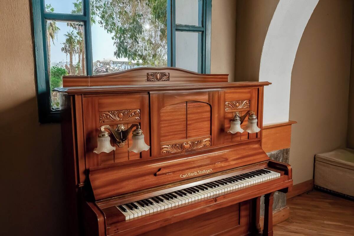 3 bars/lounges, poolside bar