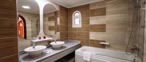 Un bagno moderno con uno specchio grande, due lavabi, una vasca e una doccia.