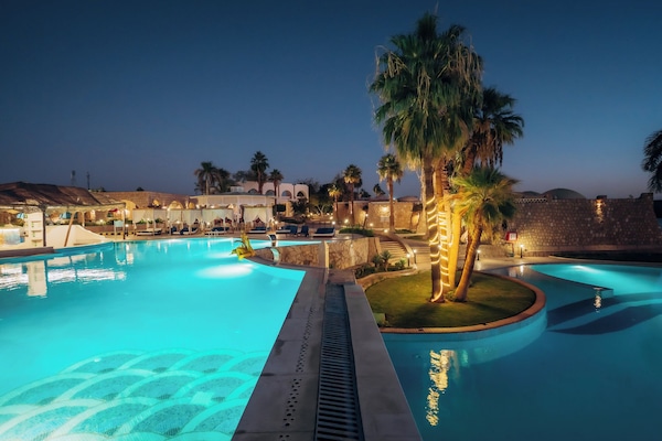2 piscine all'aperto, lettini