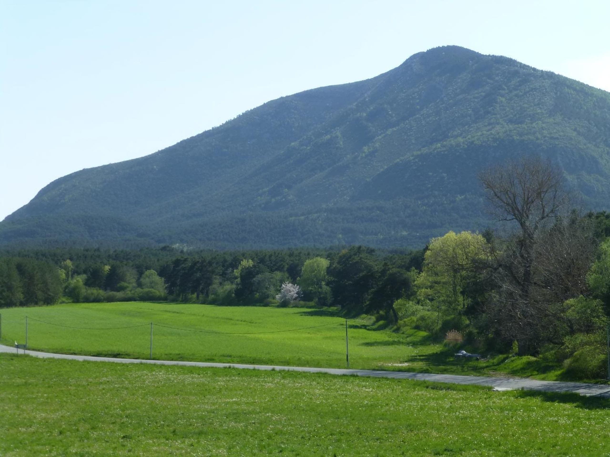 Una montagna con cielo sereno.