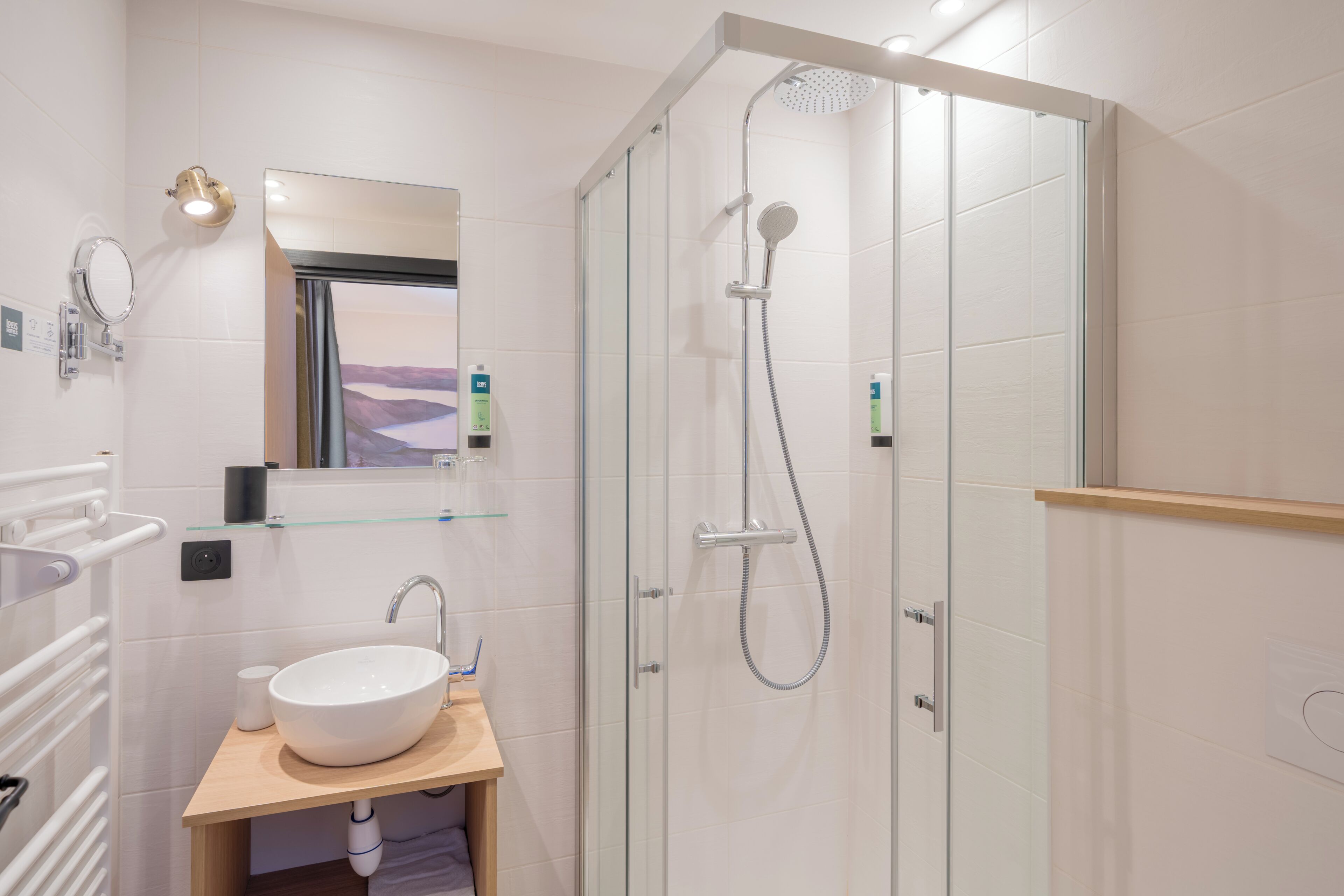 Habitación doble superior | Baño | Amenidades de baño ecológicas, secadora de cabello, toallas 