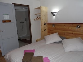 Ropa de cama de alta calidad y escritorio