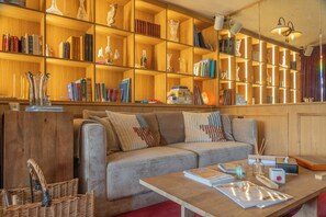 Lobby-lounge