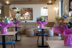 Petit déjeuner, déjeuner et dßner servis sur place, vue sur le jardin
