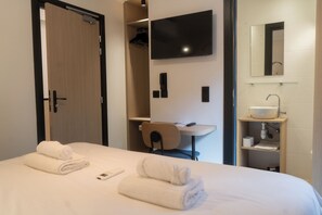 Classic Double Room | Premium bedding, individually decorated, individually furnished, desk - Logis Hôtel de l'Artuby (Séranon)