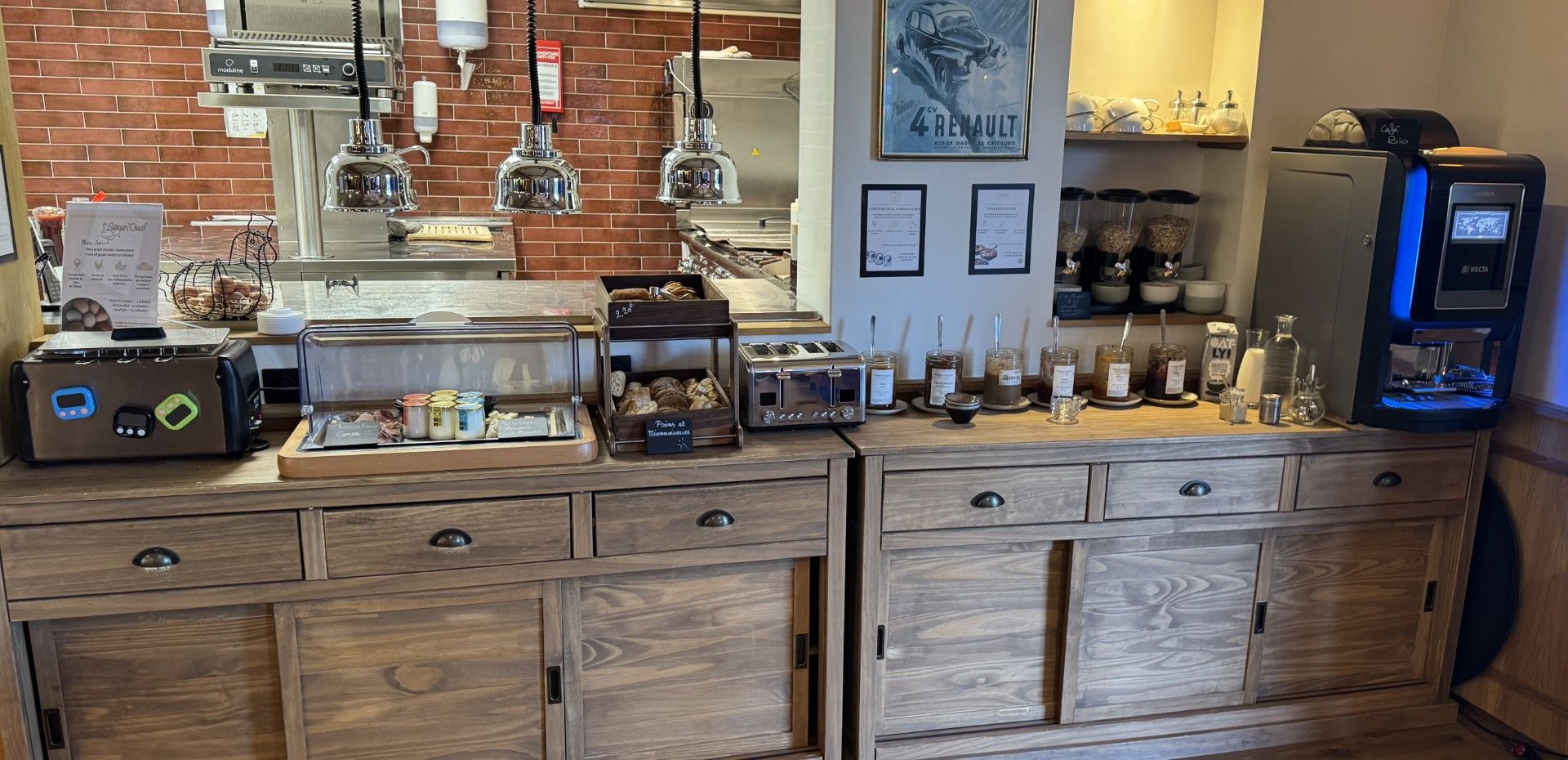 Een café toonbank met een koffieapparaat, een broodrooster en diverse potten met sauzen.