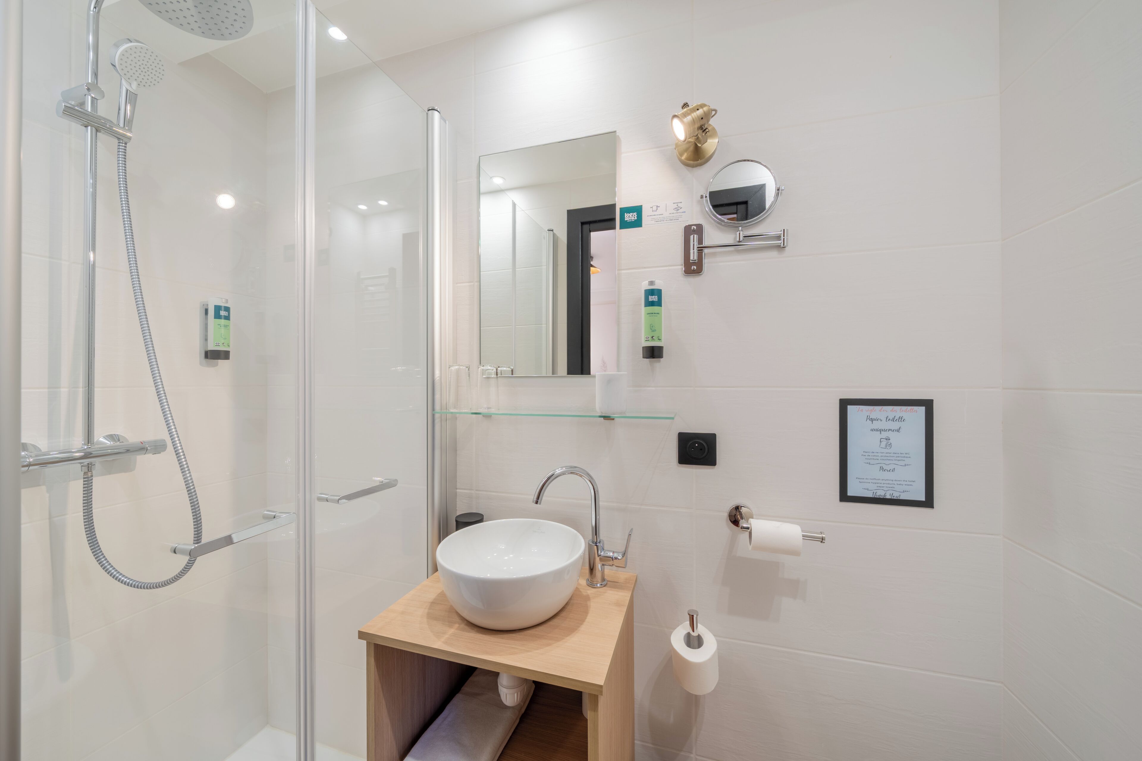 Habitación doble clásica | Baño | Amenidades de baño ecológicas, secadora de cabello, toallas 