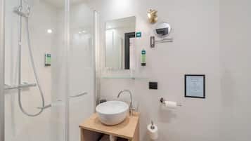 Habitación doble clásica | Baño | Amenidades de baño ecológicas, secadora de cabello, toallas