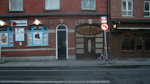 A building with a sign for 'Jervis Place' and a bicycle parked outside. - Abbey Street City Centre Apartment (Dublin)