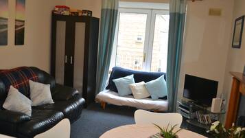 City-Apartment, Mehrere Betten | Wohnbereich | LCD-Fernseher, Netflix