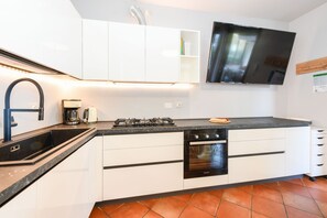 Réfrigérateur, four, lave-vaisselle, cafetière/bouilloire