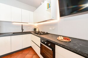 Réfrigérateur, four, lave-vaisselle, cafetière/bouilloire