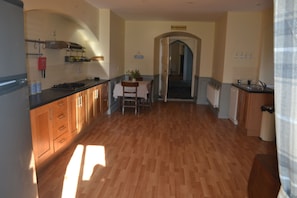 Casa exclusiva, varias camas, para no fumadores, vista al jardín | Cocina privada | Refrigerador con congelador, microondas, horno y parrilla de estufa 