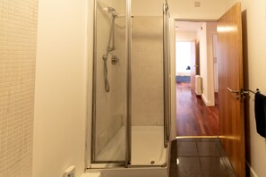 Shower, rainfall showerhead, free toiletries, hair dryer