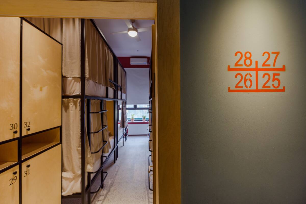Dormitorio compartido, solo para mujeres (Room 4, 8-beds) | Área de sala de estar
