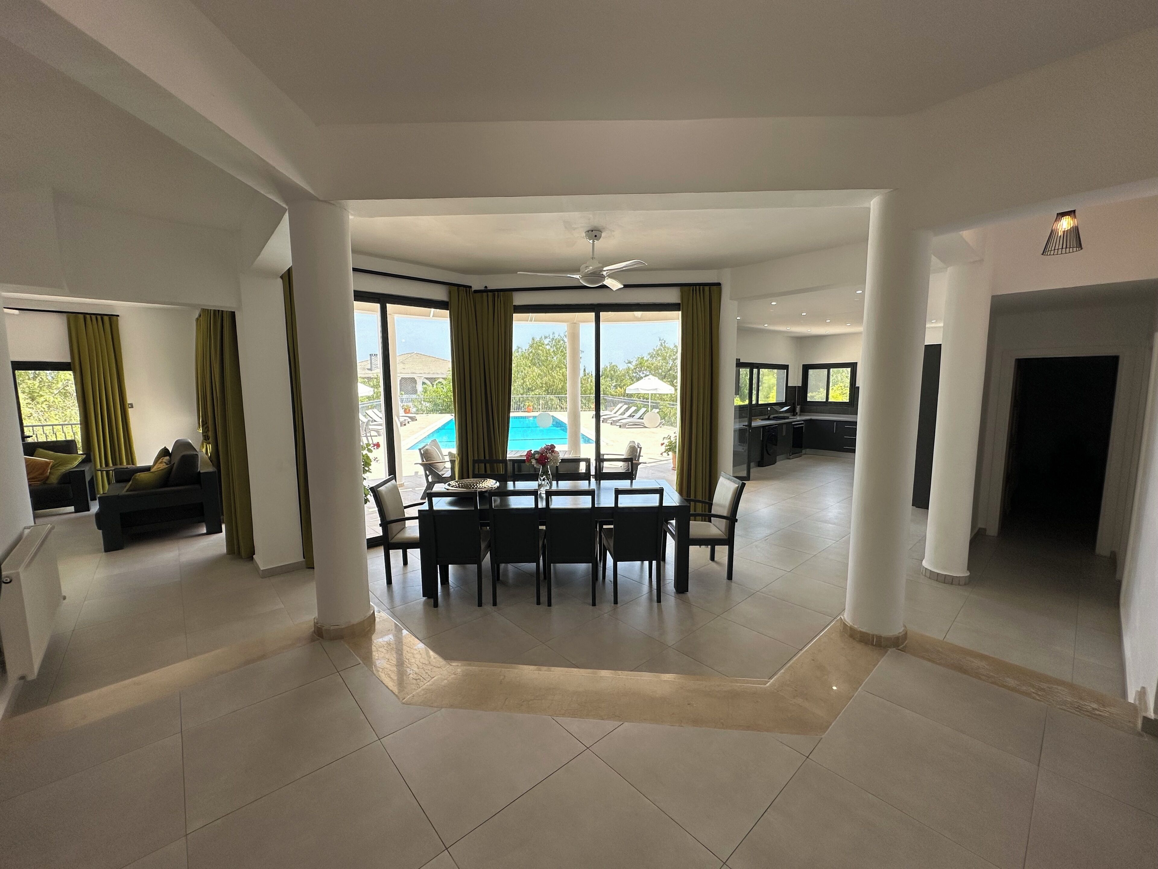 Panoramic Villa, 5 Yatak Odası, Teras, Deniz Manzaralı | Oturma alanı | LCD televizyon, DVD oynatıcı, MP3 takma konsolu 