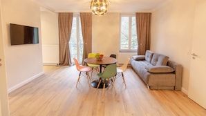 Superior appartement, balkon, uitzicht op park | 2 slaapkamers, een kluis op de kamer, een bureau
