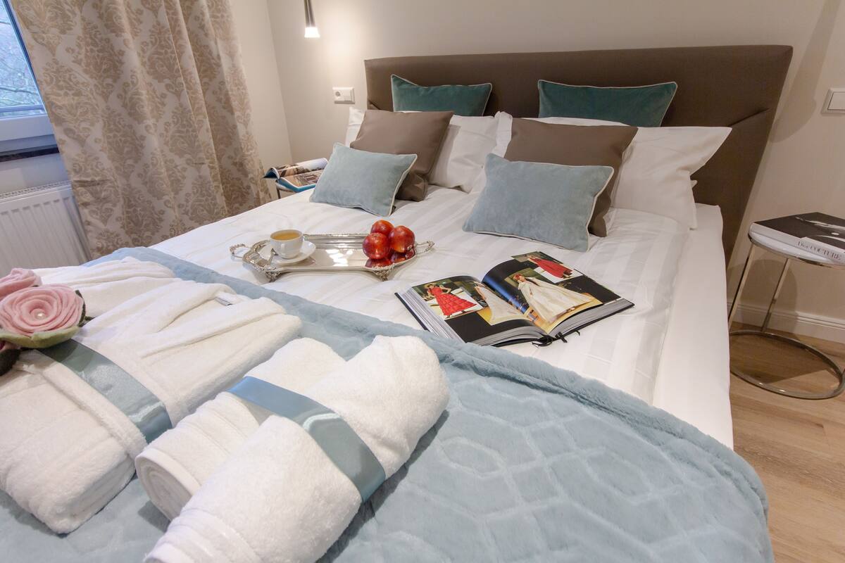 2 bedrooms, in-room safe, desk, iron/ironing board