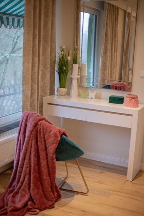 Panoramic-Apartment, Balkon, Parkblick | 2 Schlafzimmer, Zimmersafe, individuell dekoriert