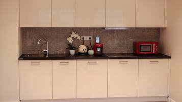 Peti sejuk/penyejuk beku saiz penuh, ketuhar gelombang mikro, ketuhar