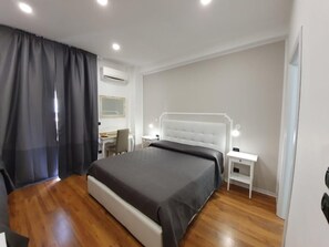 책상, 무료 WiFi, 침대 시트