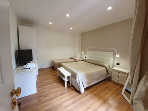 Desk, free WiFi, bed sheets - Guest House Piazza Carmine (Reggio Calabria)