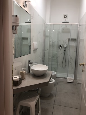 Vierbettzimmer, Stadtblick | Badezimmer | Dusche, Regendusche, kostenlose Toilettenartikel, Haartrockner
